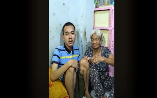 Hình ảnh bà Hoa và cháu trai tật nguyền